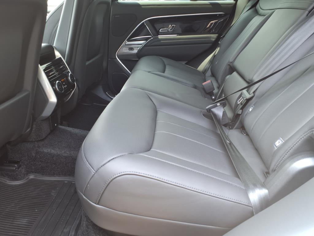 2025 Land Rover Range Rover SE photo 3