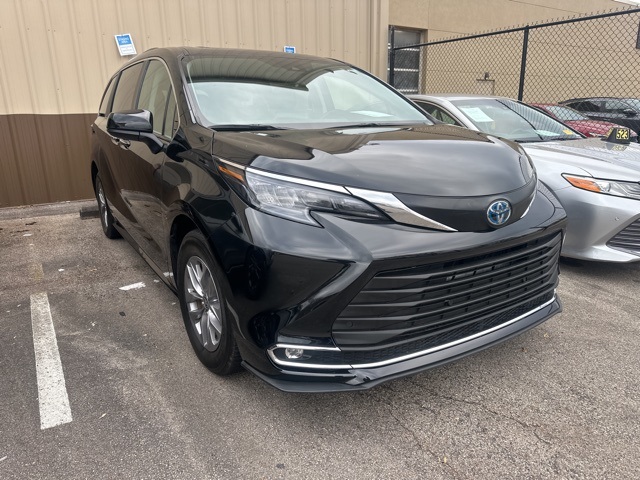 2024 Toyota Sienna XLE's photo