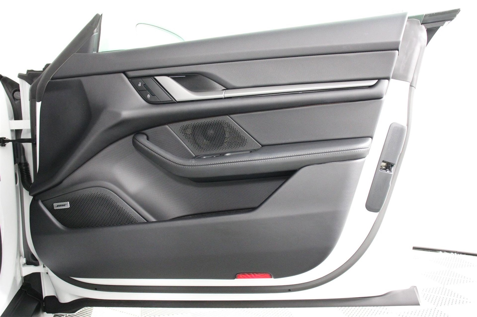 2025 Porsche Taycan photo 21