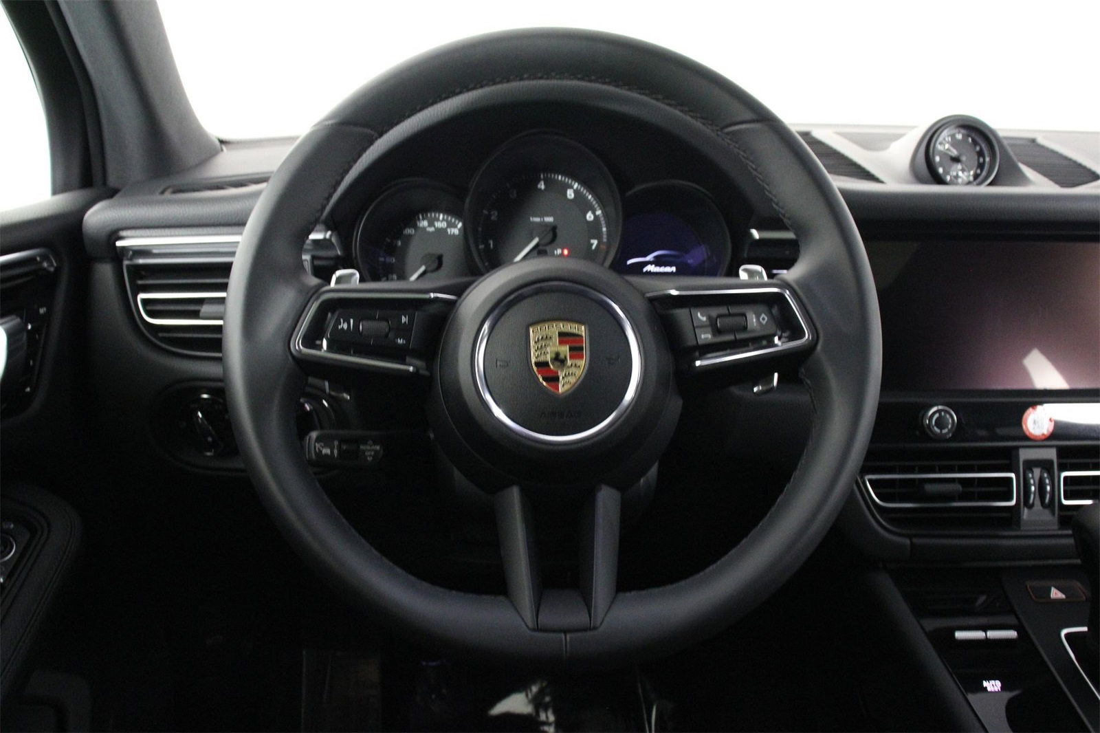 2025 Porsche Macan photo 12
