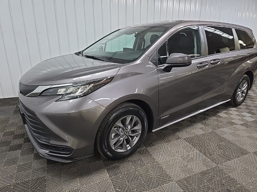 2021 Toyota Sienna LE photo 8