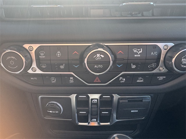 2025 Jeep Wrangler Sahara photo 29