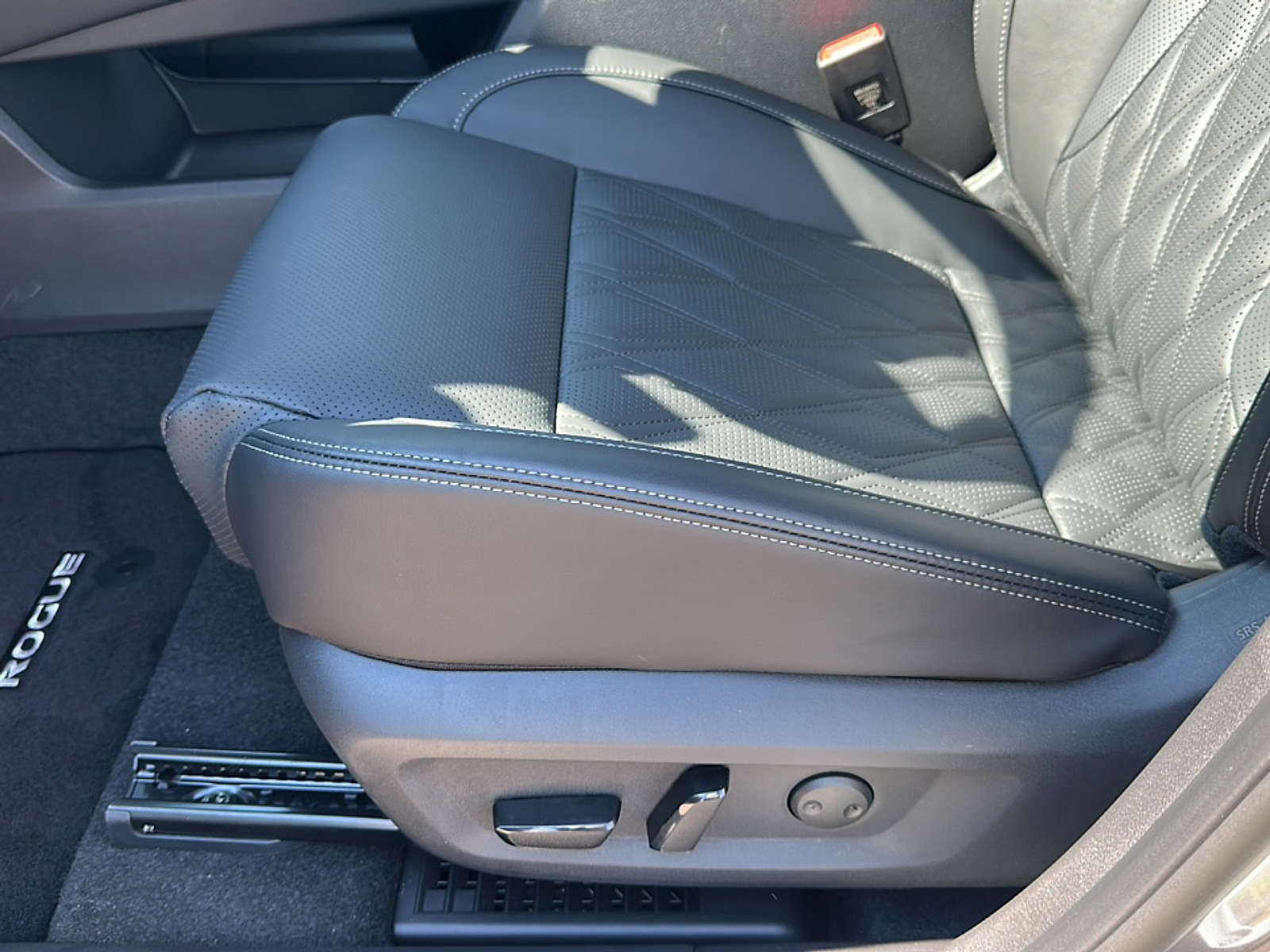 2026 Nissan Rogue Platinum photo 2