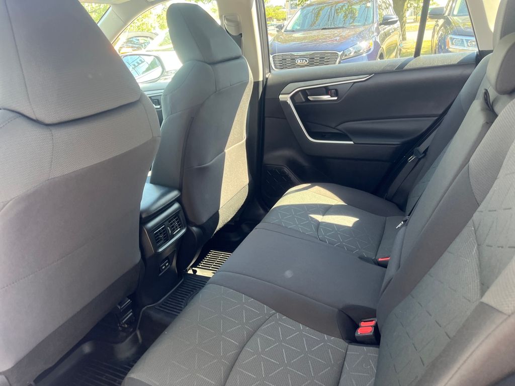 2024 Toyota RAV4 XLE photo 16
