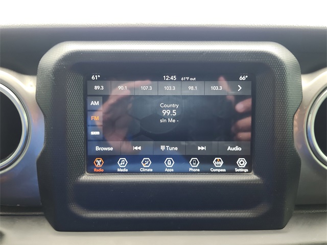 2020 Jeep Wrangler Unlimited Sahara photo 19