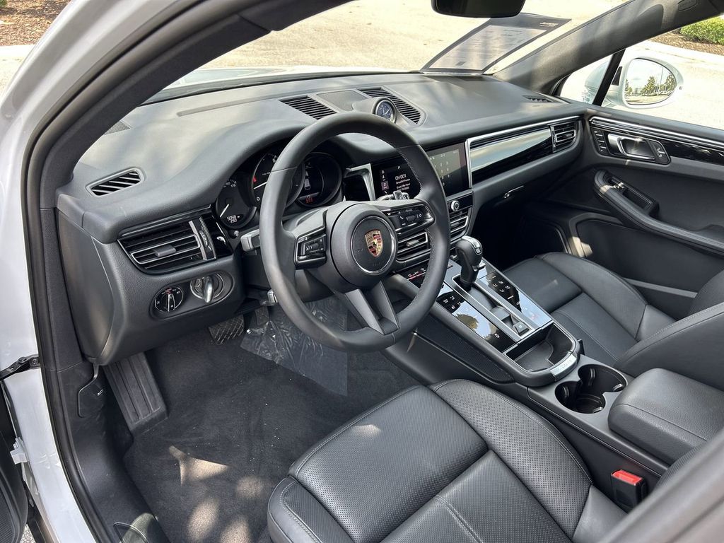 2025 Porsche Macan Base photo 12