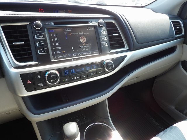 2019 Toyota Highlander LE photo 28