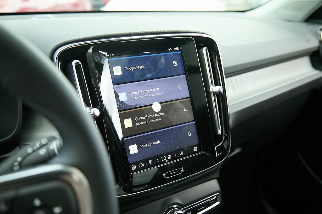 2025 VOLVO XC40 - Image 14