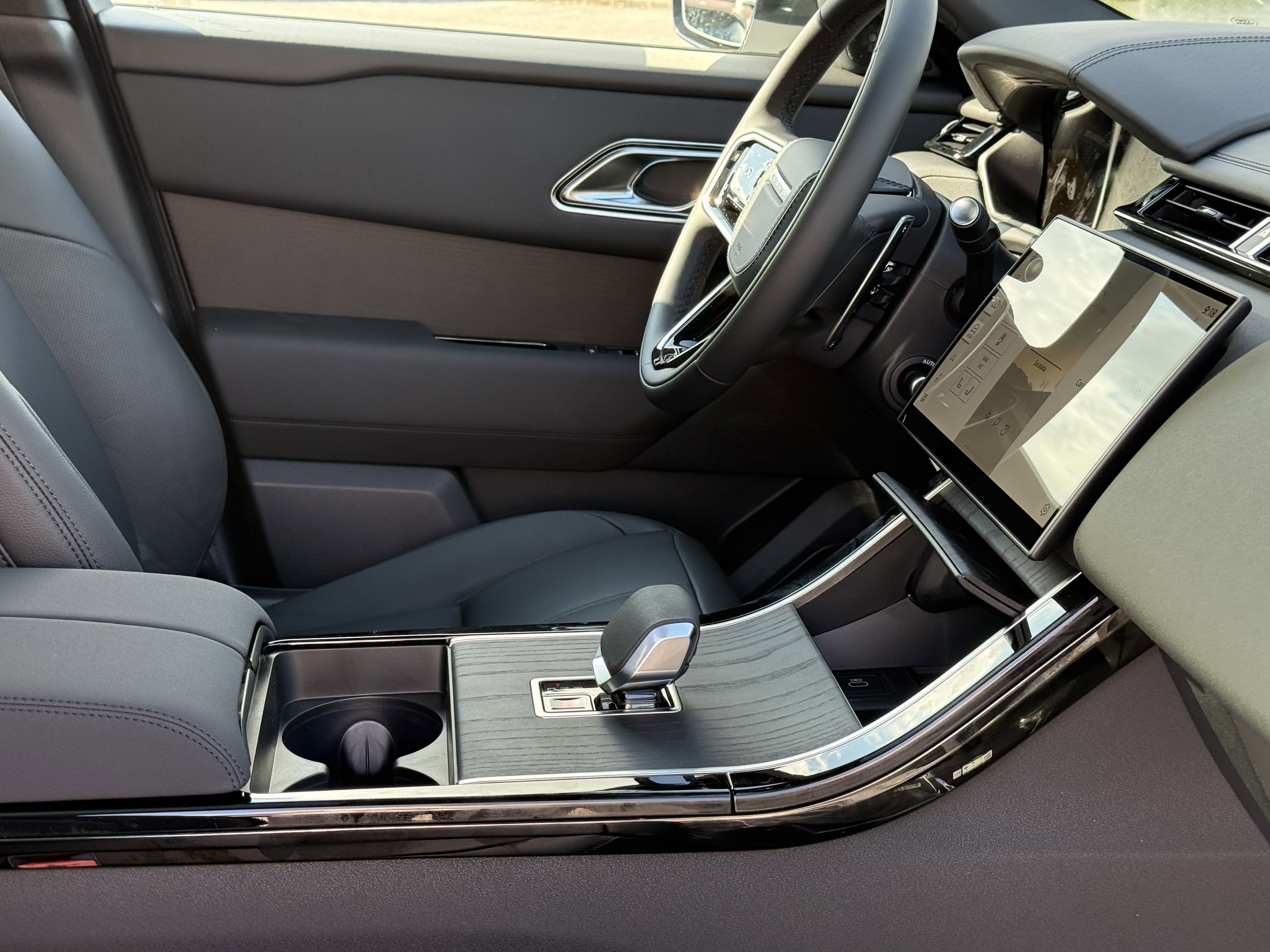 2026 Land Rover Range Rover Velar SE photo 13