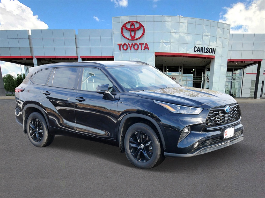 Used 2024 Toyota Highlander XLE with VIN 5TDKBRCH3RS635748 for sale in Minneapolis, Minnesota