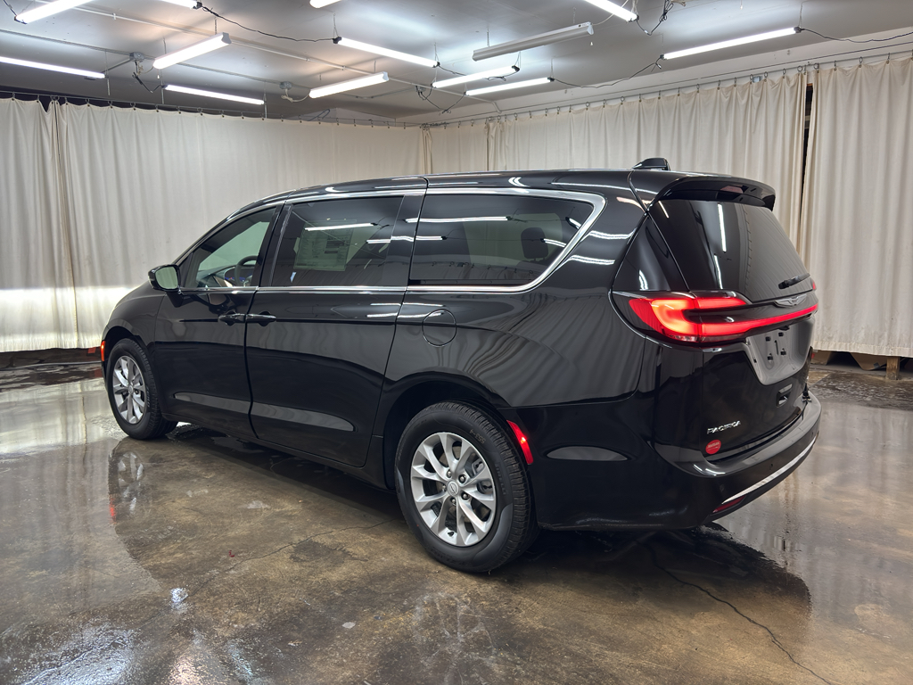 2026 Chrysler Pacifica photo 8