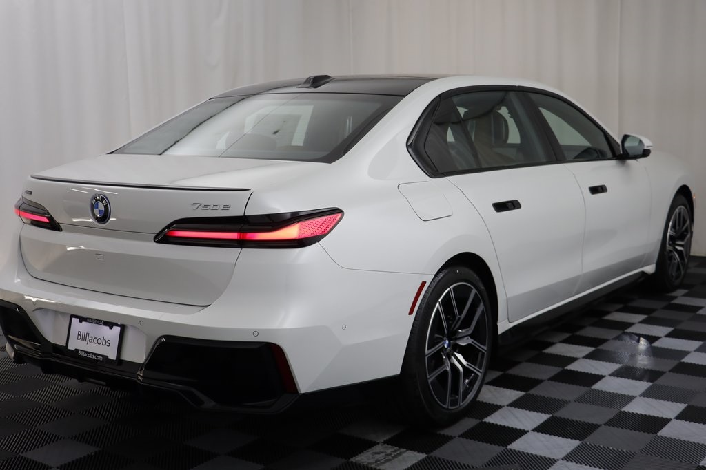 2026 Bmw 750e photo 18