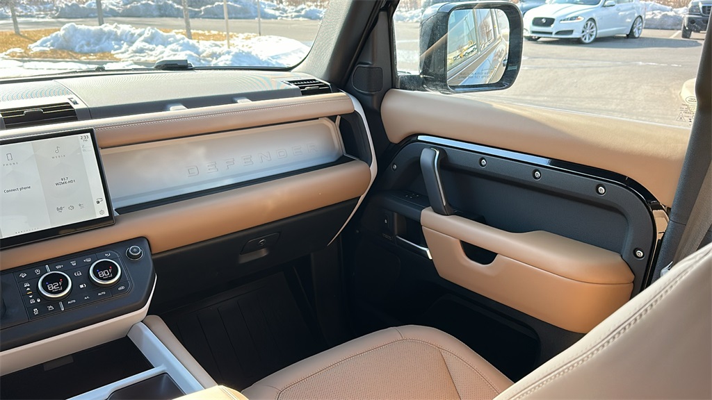 2025 Land Rover Defender 110 X-Dynamic SE photo 25