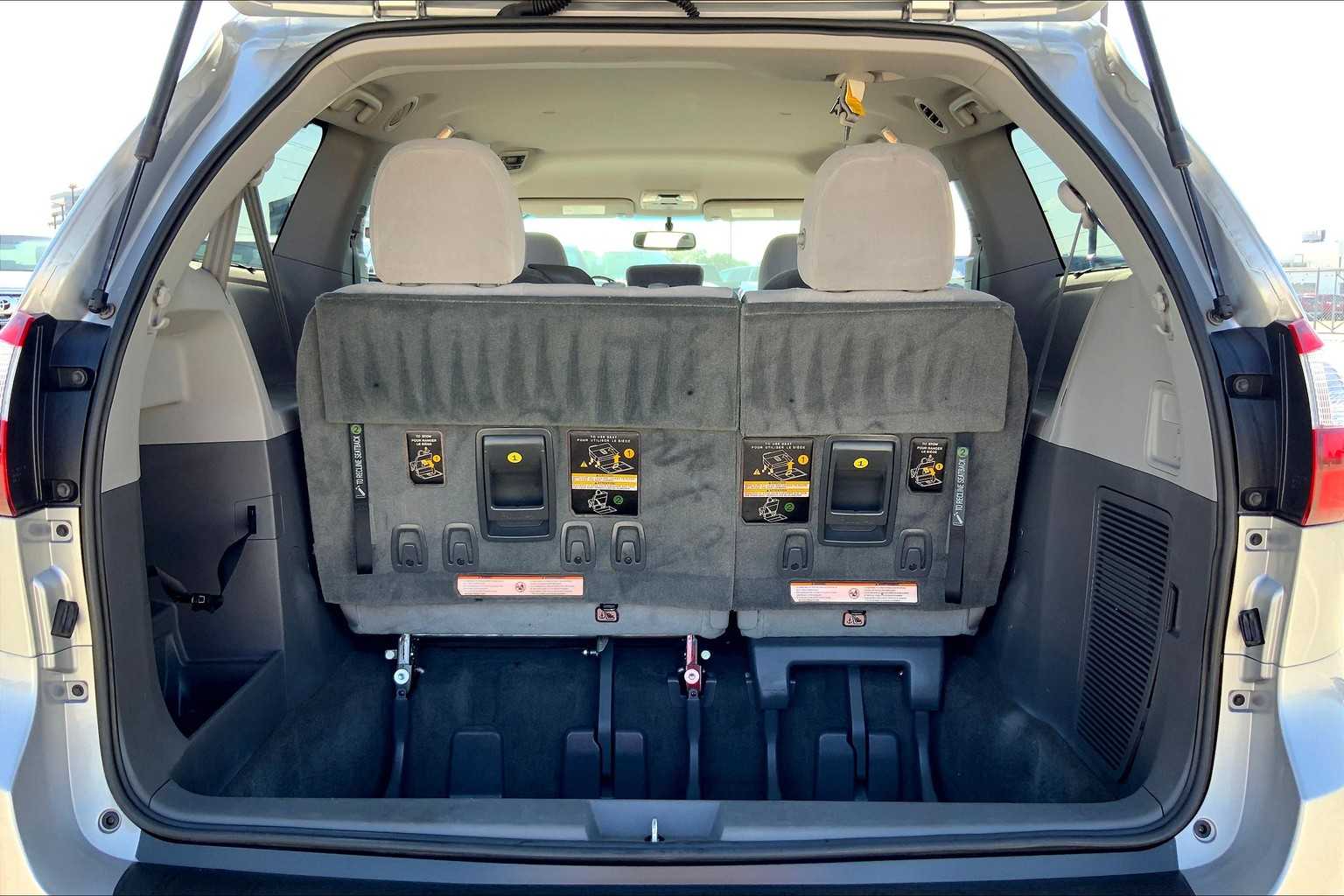 2017 Toyota Sienna LE photo 32