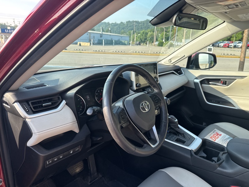 2021 Toyota RAV4 XLE Premium photo 12