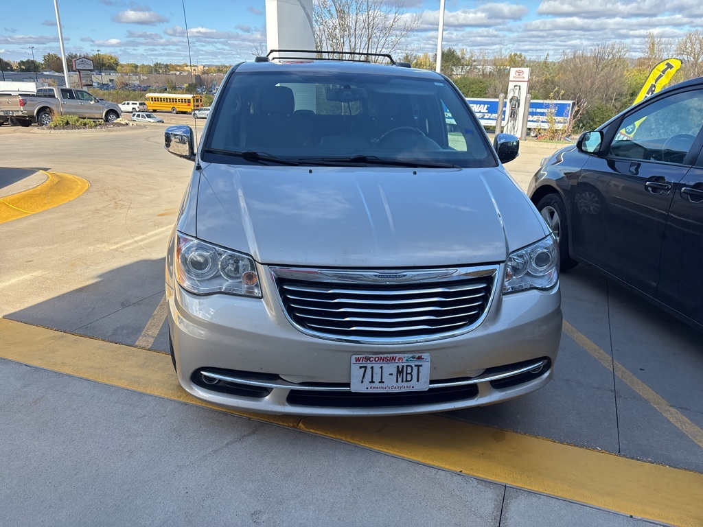 2015 Chrysler Town & Country Limited photo 3