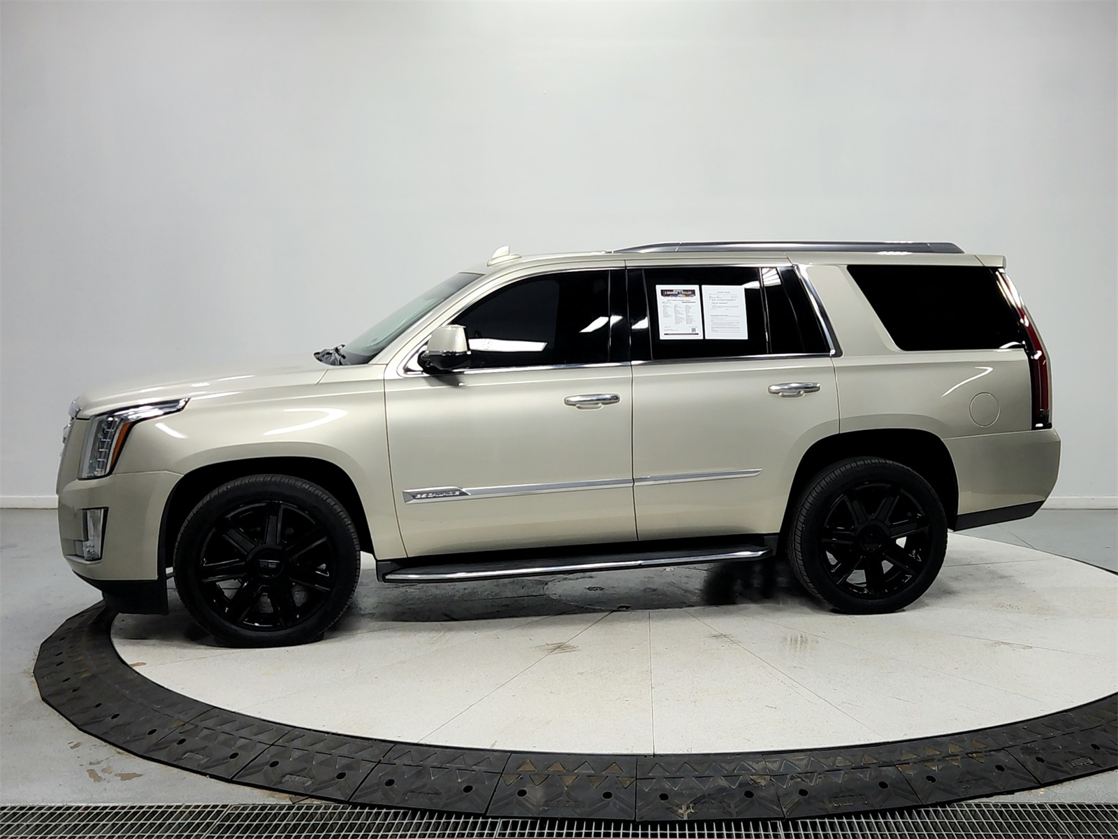 2015 Cadillac Escalade Luxury photo 4