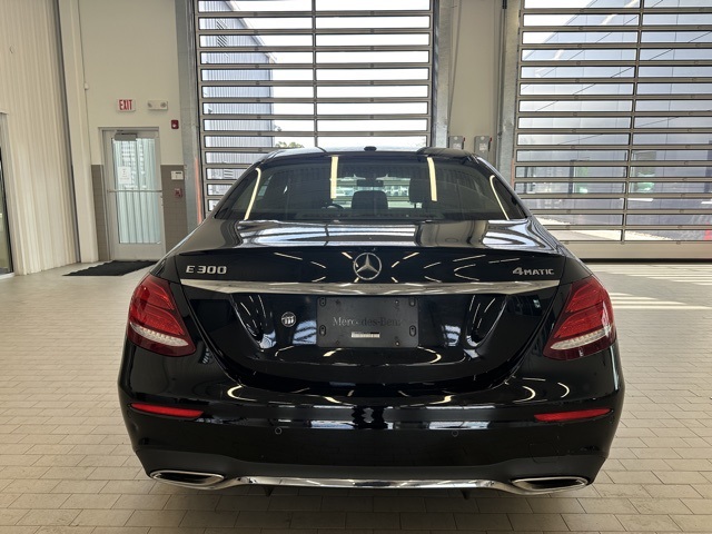 2017 Mercedes Benz E 300 4MATIC photo 4