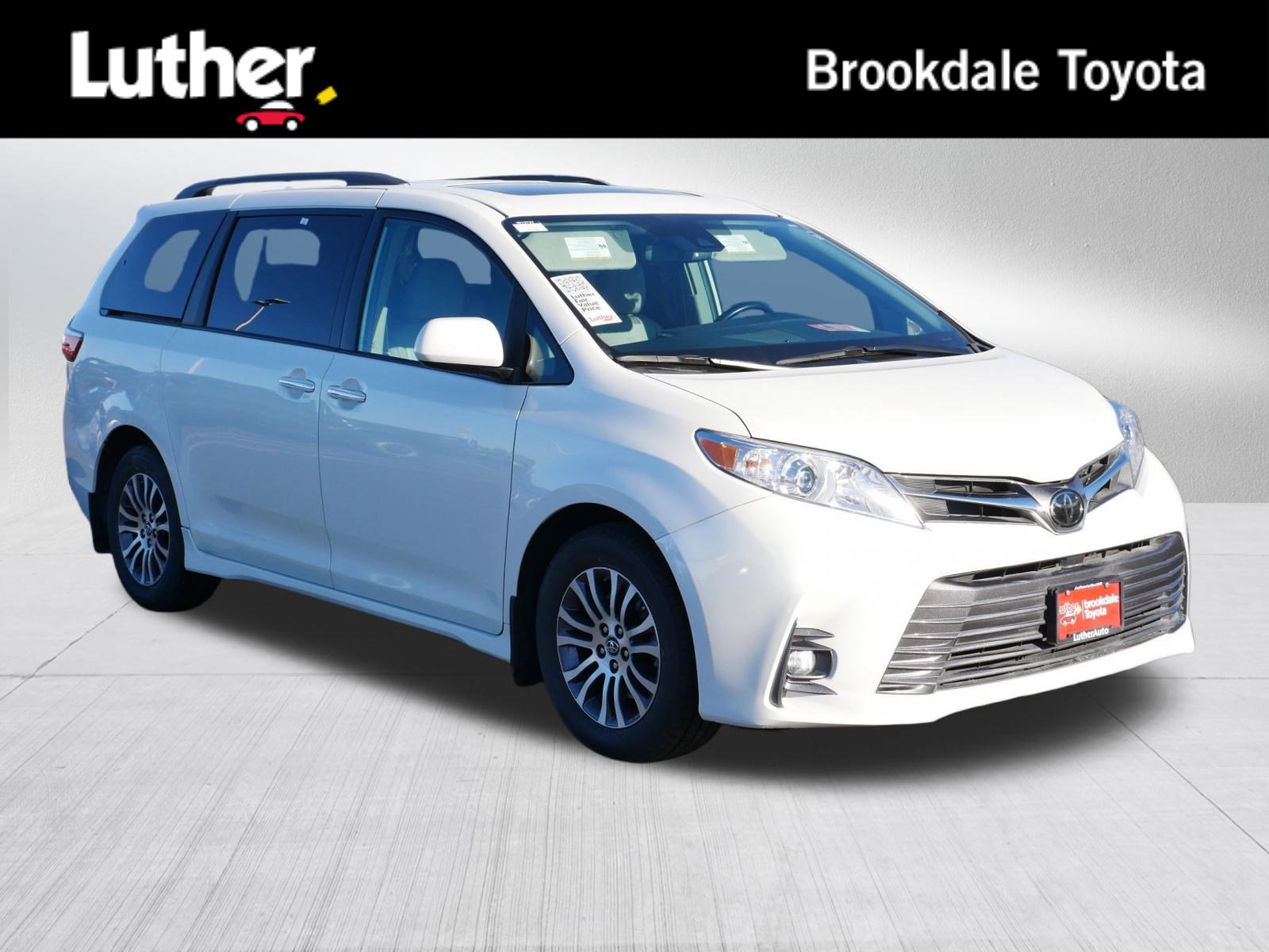 2019 Toyota Sienna XLE's photo
