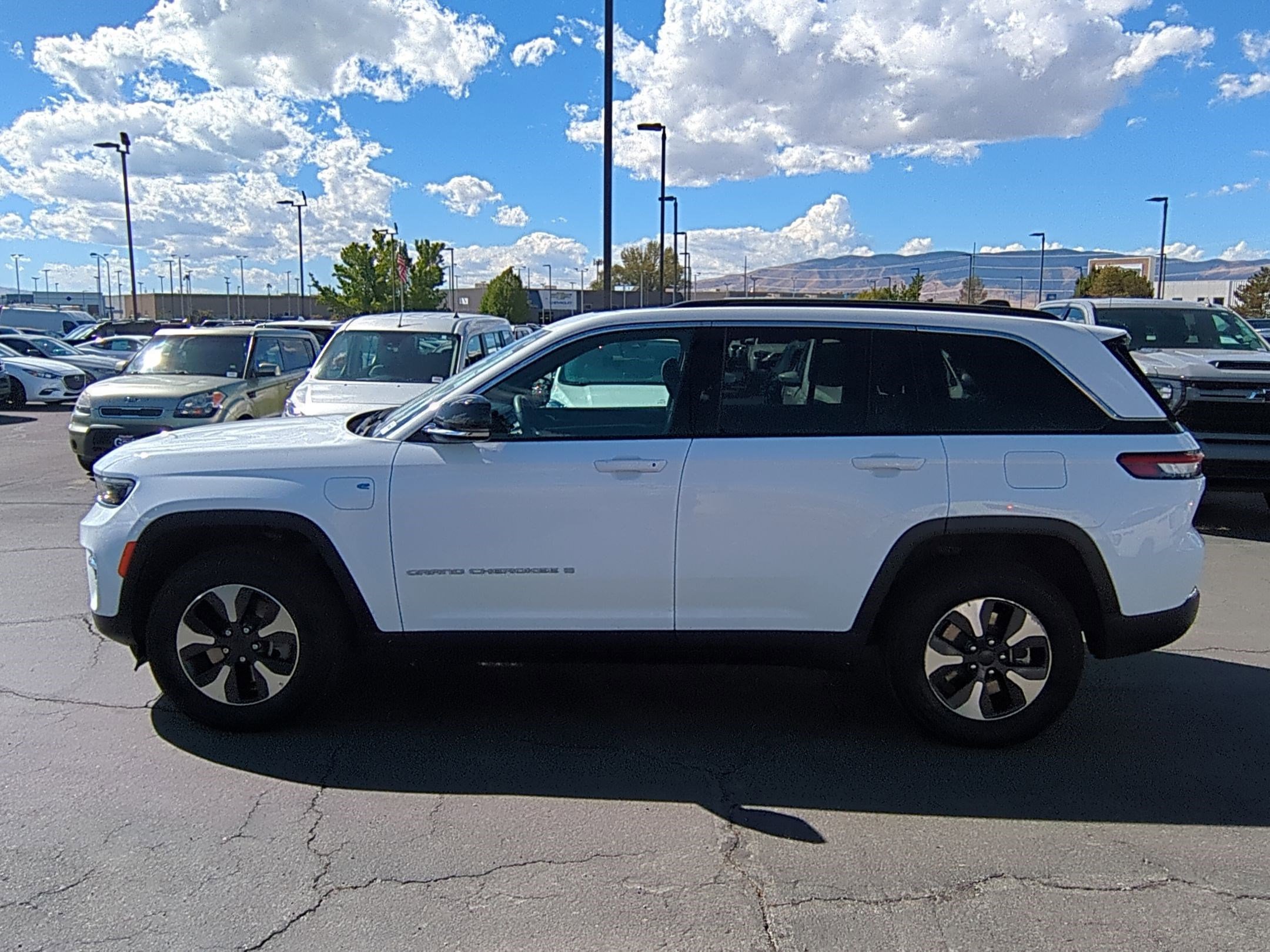 2024 Jeep Cherokee Limited 4xe photo 6