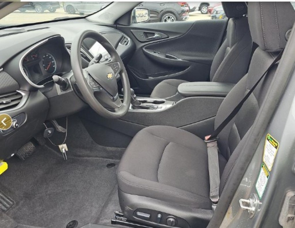 2025 Chevrolet Malibu 1LT photo 2