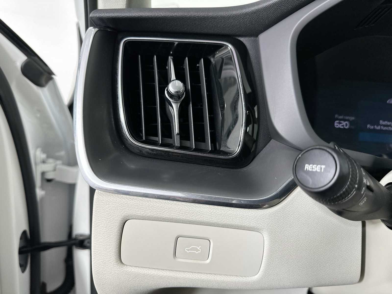 2025 Volvo XC60 B5 Core photo 9