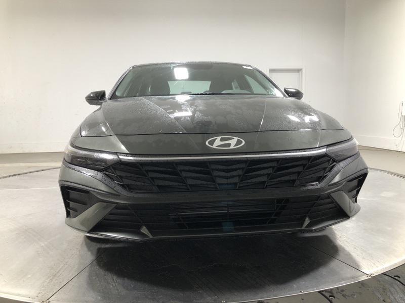 2025 Hyundai Elantra SEL Sport photo 2