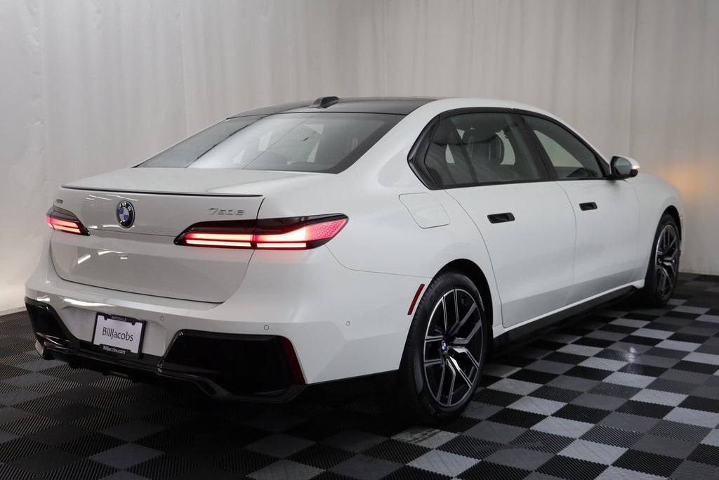 2026 Bmw 750e photo 19