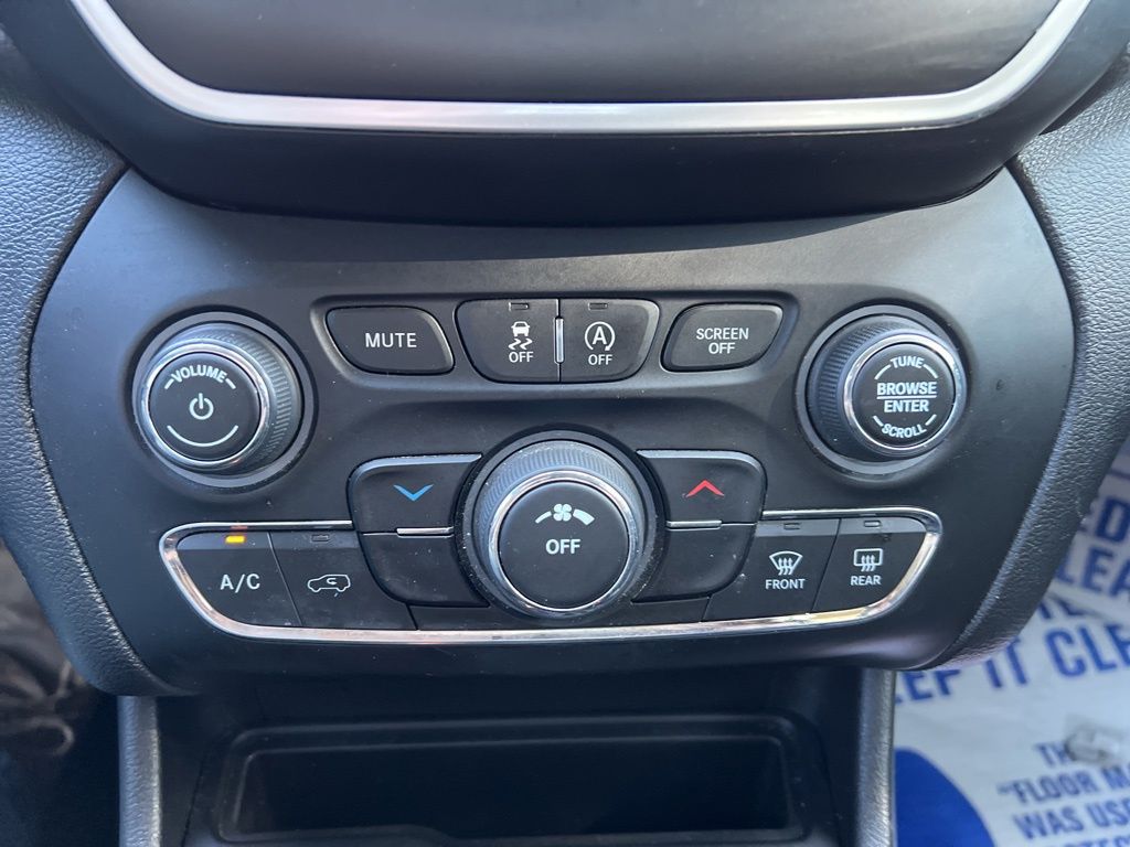 2020 Jeep Cherokee Altitude photo 22