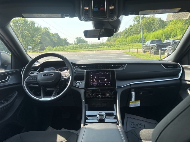 2025 Jeep Grand Cherokee Laredo photo 12