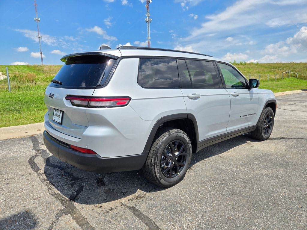 2025 Jeep Grand Cherokee Altitude photo 2