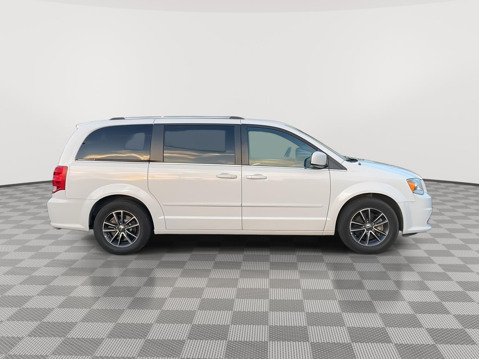 Used 2017 Dodge Grand Caravan SXT with VIN 2C4RDGCG8HR828067 for sale in Union Gap, WA