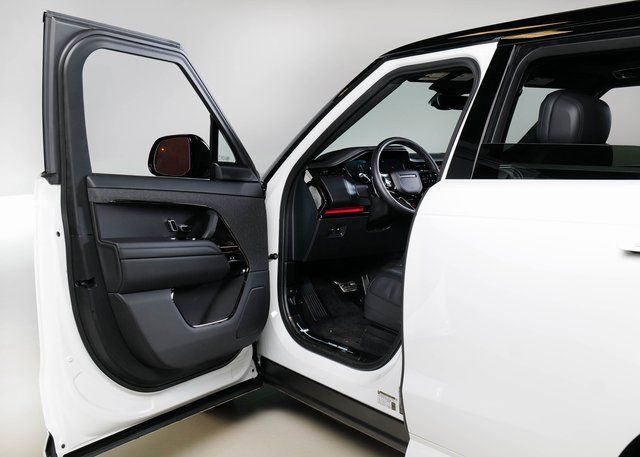 2025 Land Rover Range Rover Sport SE photo 17