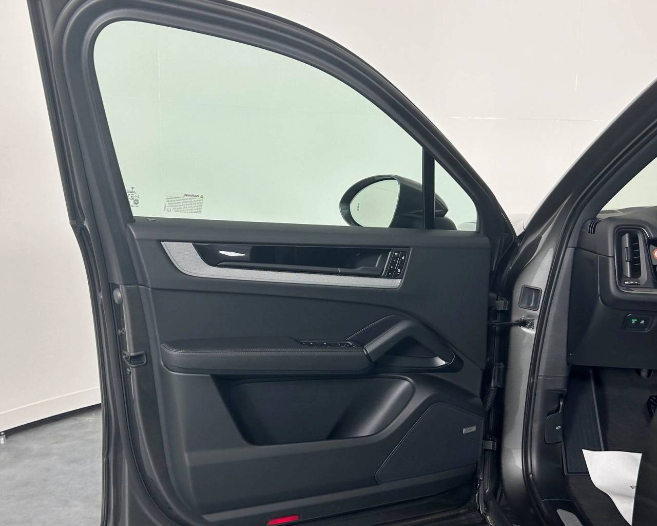 2025 Porsche Cayenne photo 14
