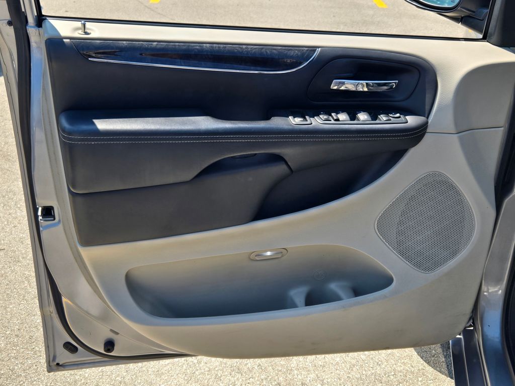 2013 Chrysler Town & Country photo 16