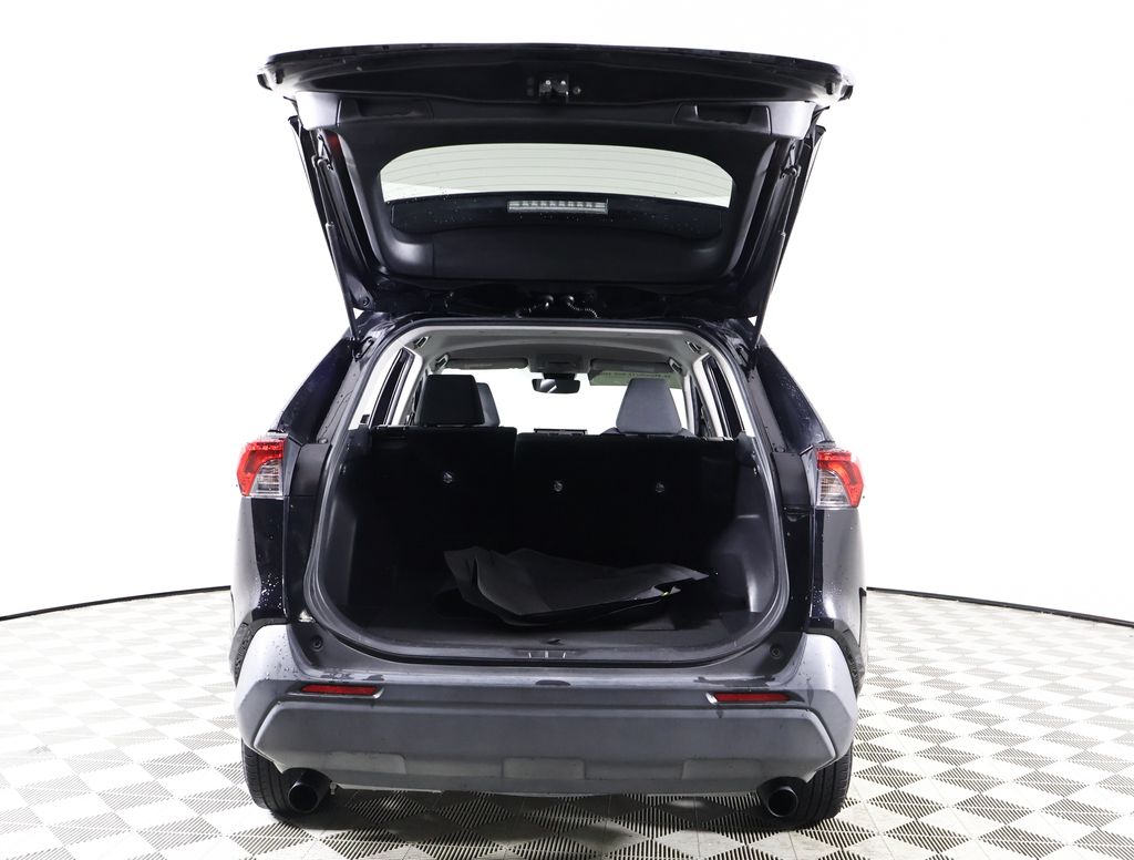 2021 Toyota RAV4 LE photo 10