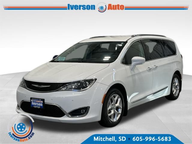 2017 Chrysler Pacifica Touring Plus photo 3