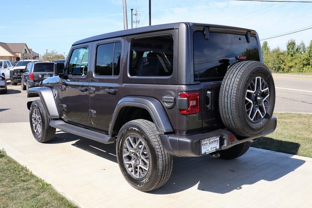 2025 Jeep Wrangler Sahara photo 28