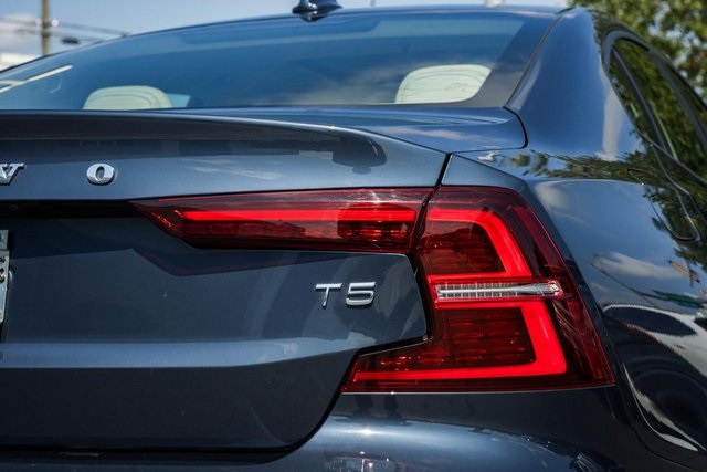 2021 Volvo S60 Momentum photo 6