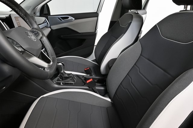 2025 Volkswagen Taos SE photo 4