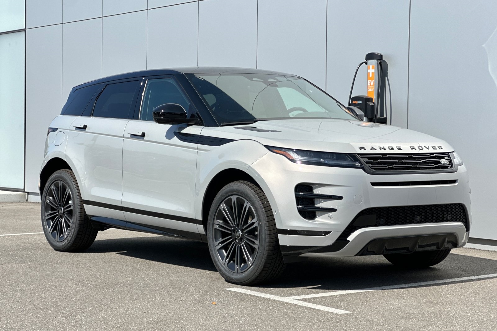 2026 Land Rover Range Rover Evoque Dynamic SE photo 6