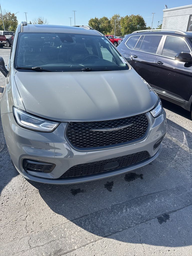 Used 2022 Chrysler Pacifica Touring L with VIN 2C4RC1BG7NR112614 for sale in Kansas City