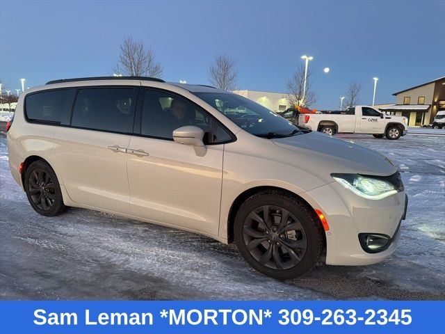 2020 Chrysler Pacifica Limited's photo