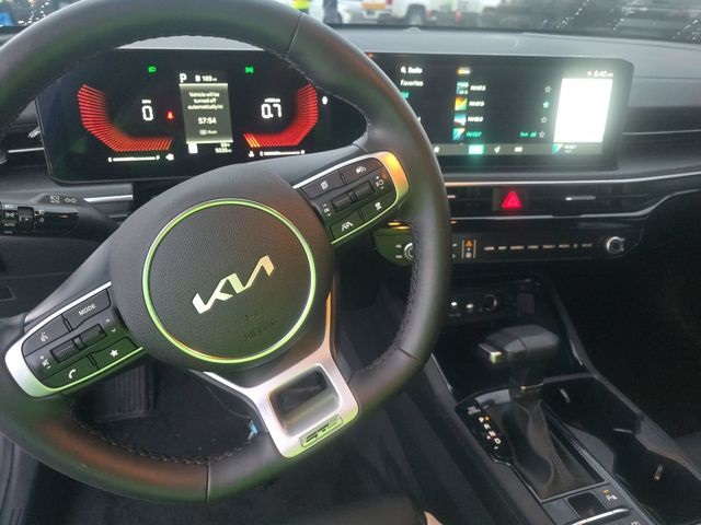 2025 Kia K5 GT-Line photo 3