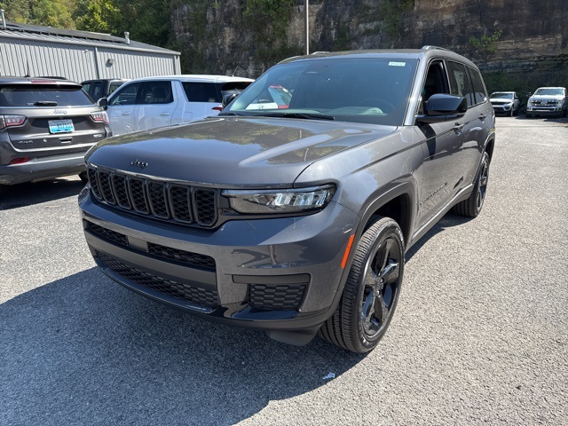 2025 Jeep Grand Cherokee Altitude photo 3