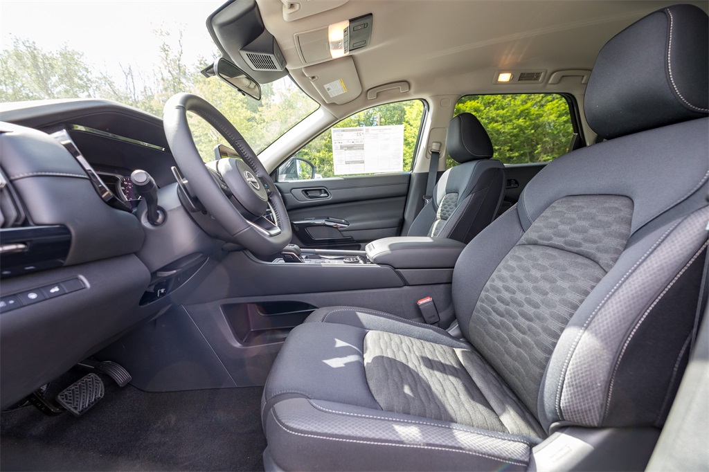 2025 Nissan Pathfinder SV photo 11