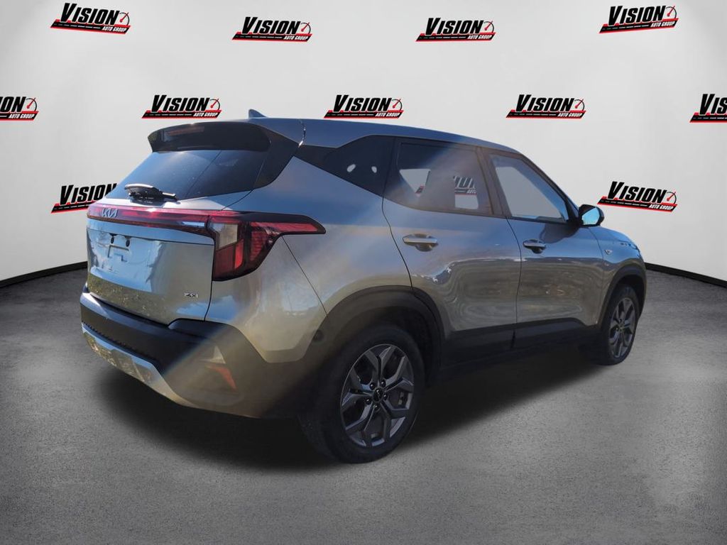 2024 Kia Seltos LX photo 2