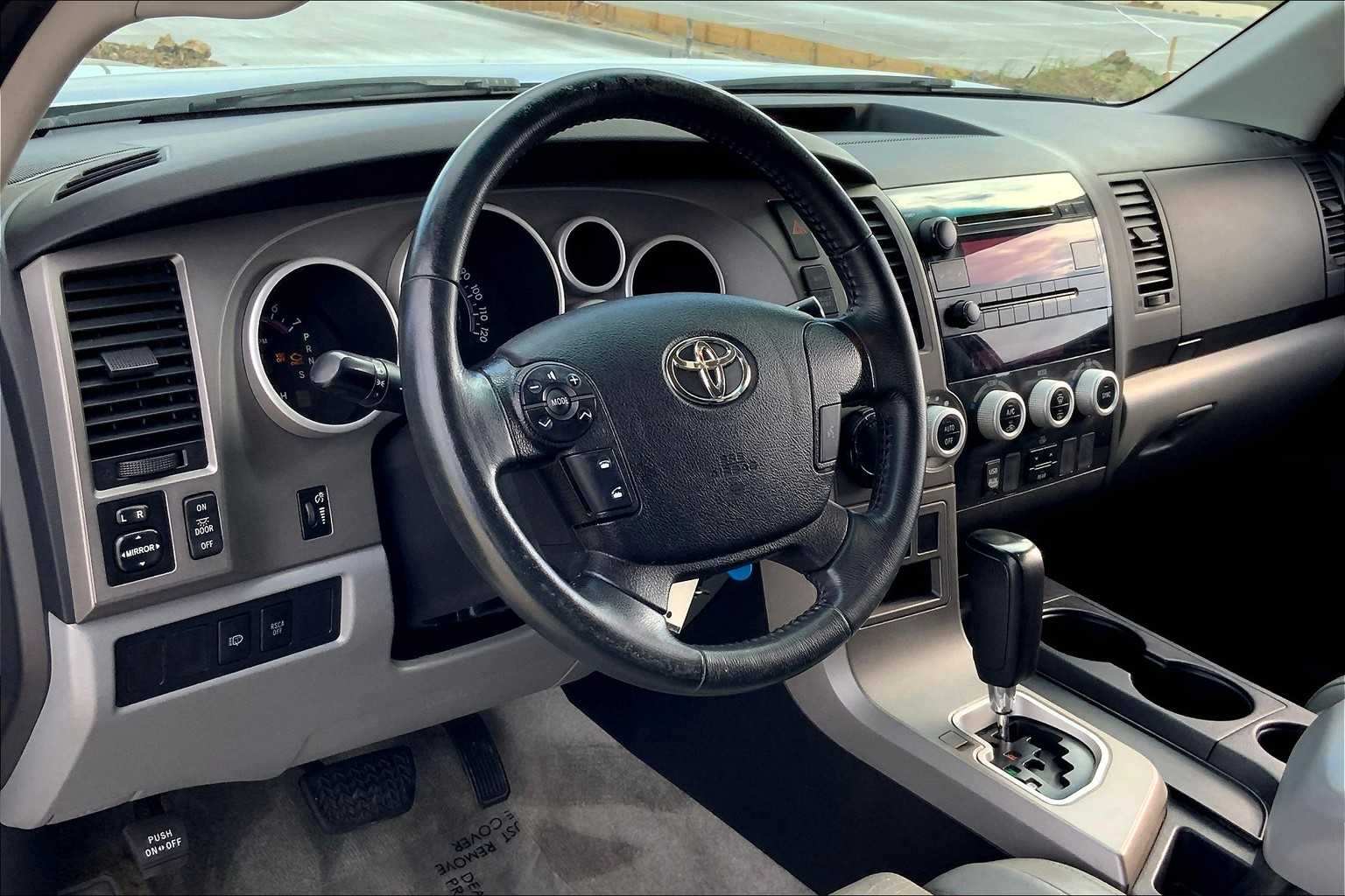 2010 Toyota Sequoia photo 15
