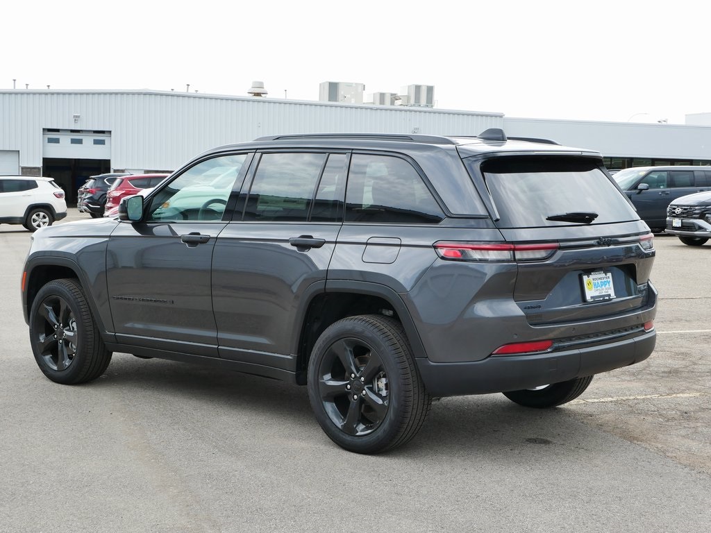 2025 Jeep Grand Cherokee Limited photo 2