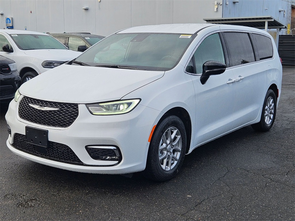 2026 Chrysler Pacifica photo 2